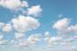 Preview: Fototapete mit kleinen Wolken am blauen Himmel