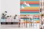 Preview: Streifentapete aus Vlies mit Querstreifen in 70er-Jahre Farben in einem Wohnzimmer