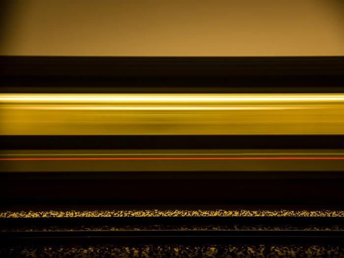 Fototapete – Lichtstreifen eines Nachtzugs