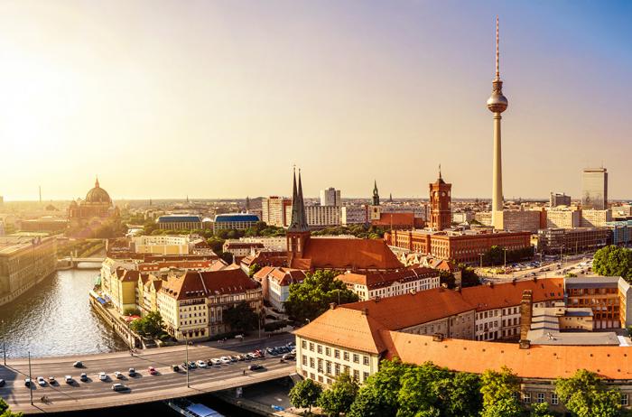Fensterfolie als Sichtschutz mit einem Berlin-Panorama-Motiv