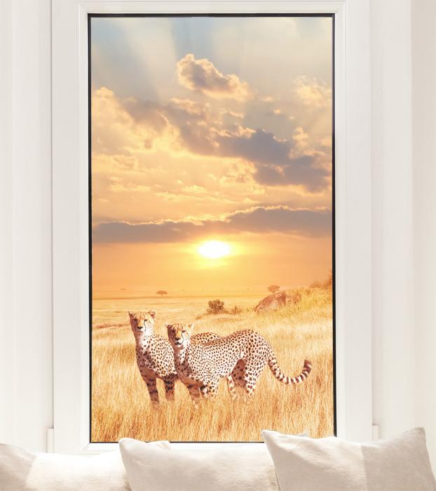 Fensterfolie mit Geparden in der Savanne im Hochformat