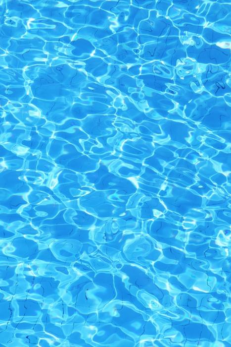Selbstklebende Fensterfolie mit blauem Wasser eines Swimmingpools