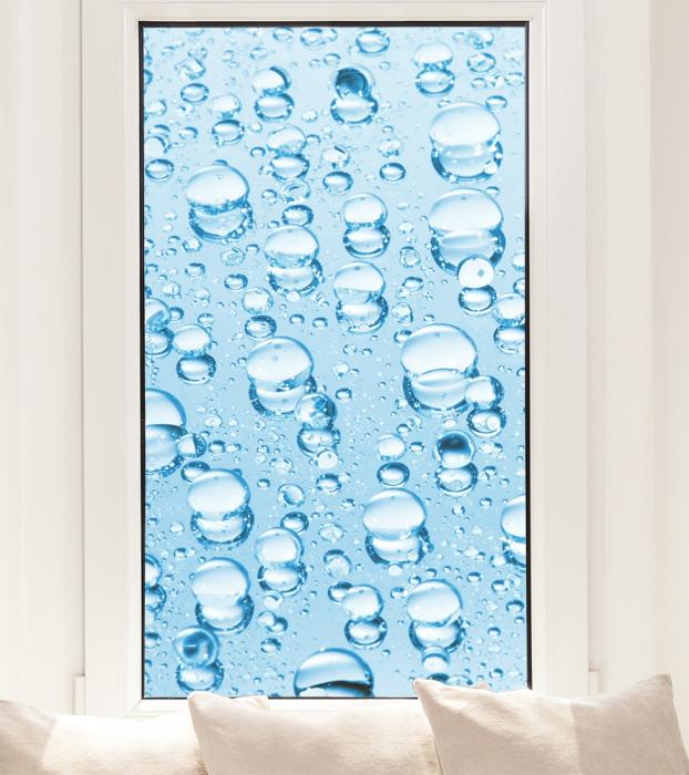 Fensterfolie mit Wassertropfen im Hochformat