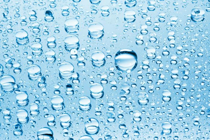 Sichtschutz-Fensterfolie mit Wassertropfen im Querformat