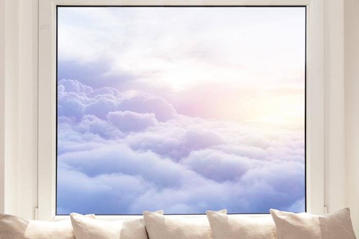 Bedruckte Fensterfolie als Sichtschutz mit einem violetten Wolkenteppich