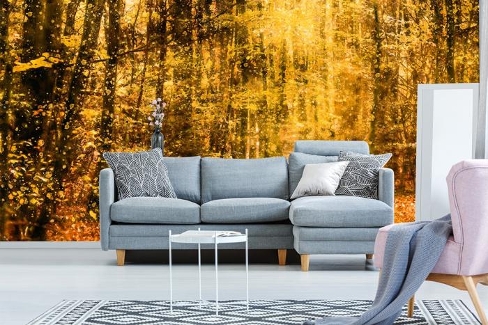 Vlies-Fototapete der Herbstwald im malerischen Look im Wohnzimmer