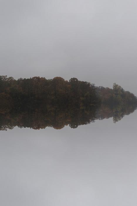 Vlies-Fototapete Insel mit Wasserspiegelung im Hochformat