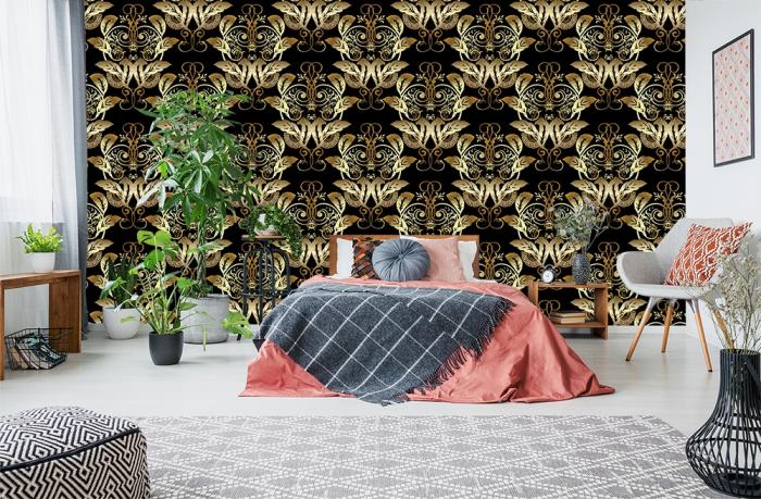 Barock-Fototapete Muster von goldfarbenen Ornamenten in einem Schlafzimmer