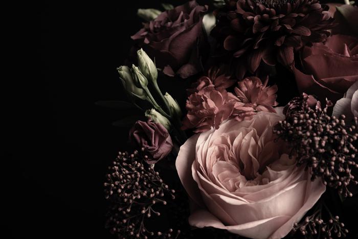 Florale-Fototapete mit einem Blumenstrauss vor schwarzem Hintergrund