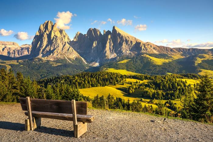 Fototapete Bank an der Seiser Alm in den Dolomiten