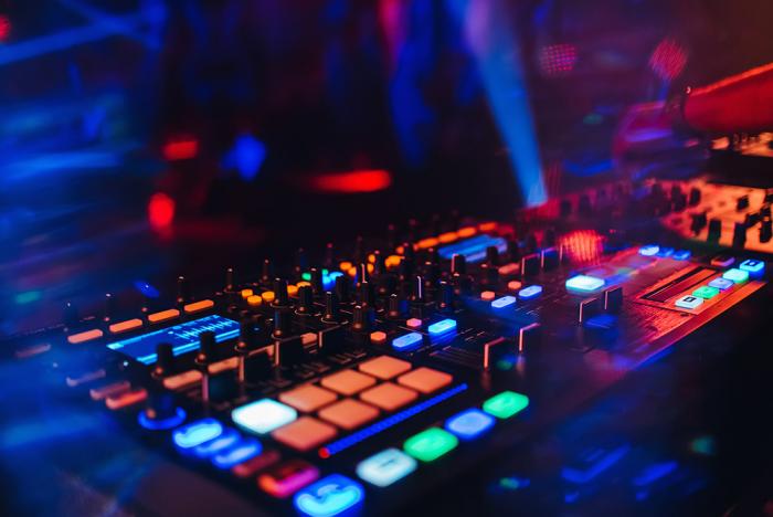 Fototapete DJ Mixer in einem Club