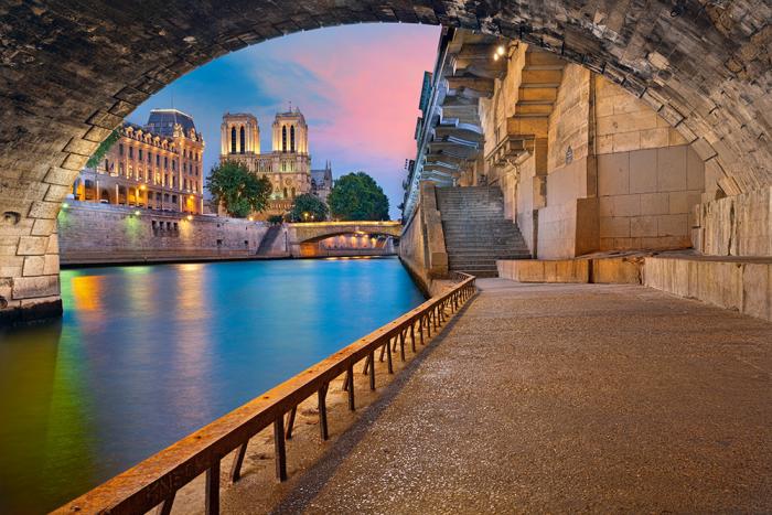 Fototapete unter einer Brücke in Paris an der Seine