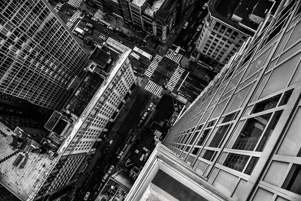 Schwarz-Weiß-Fototapete Häuserschlucht in Manhatten