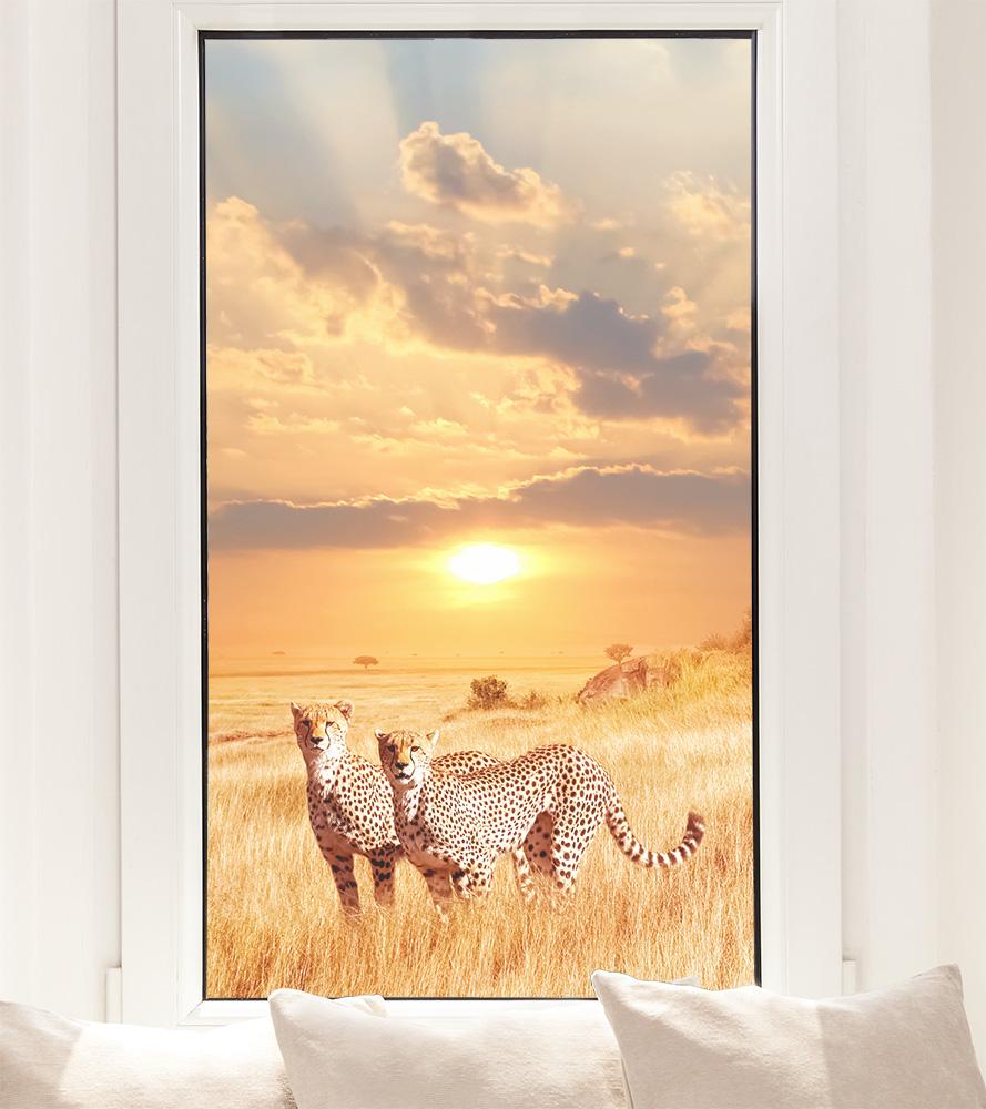 Fensterfolie mit Geparden in der Savanne im Hochformat