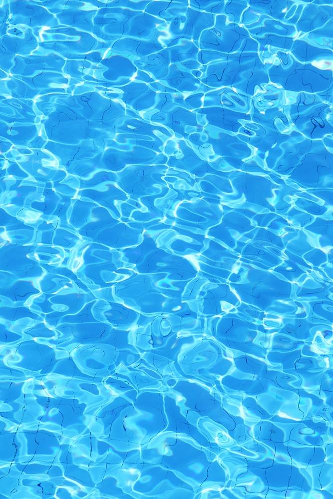 Selbstklebende Fensterfolie mit blauem Wasser eines Swimmingpools