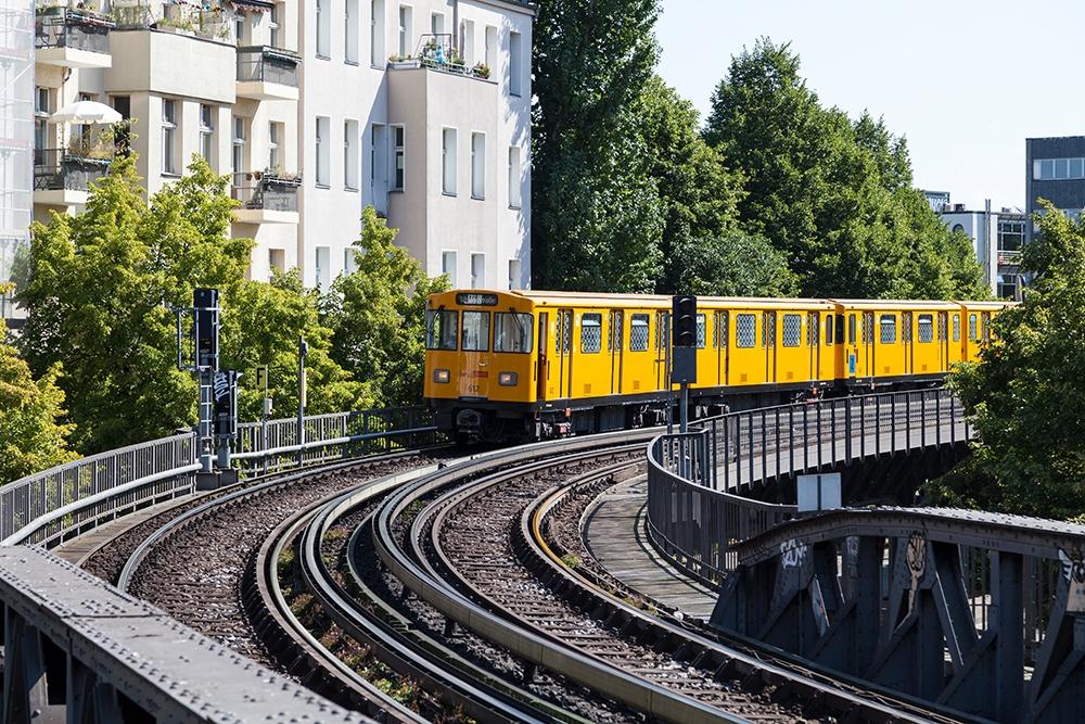 Selbstklebende Fensterfolie als Sichtschutz mit einer U-Bahn in Berlin