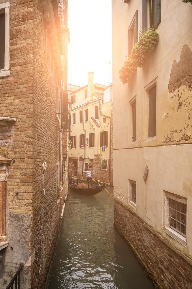 Selbstklebende Fensterfolie mit einer Gondel in Venedig