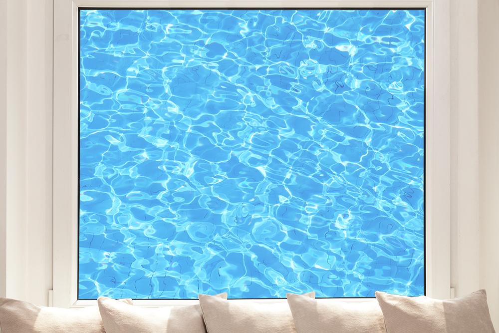 Fensterfolie – Frisches blaues Wasser im Swimmingpool
