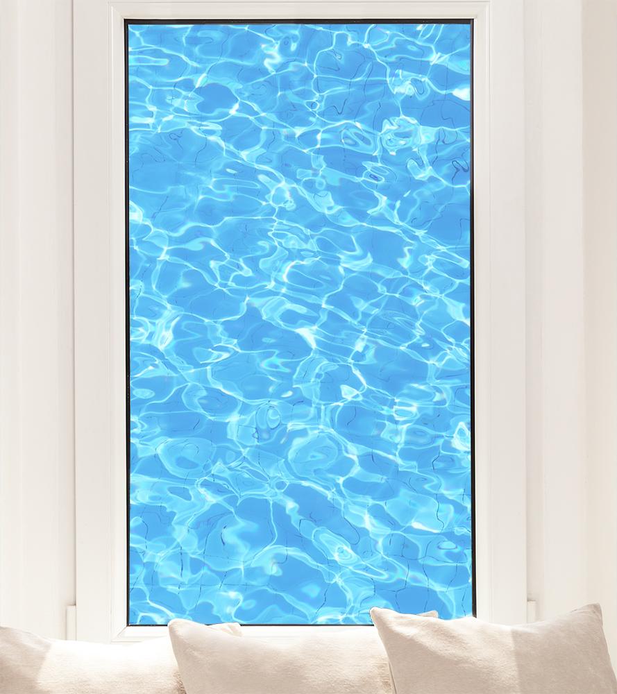 Fensterfolie mit Wasser vom Swimmingpool (Hochformat)