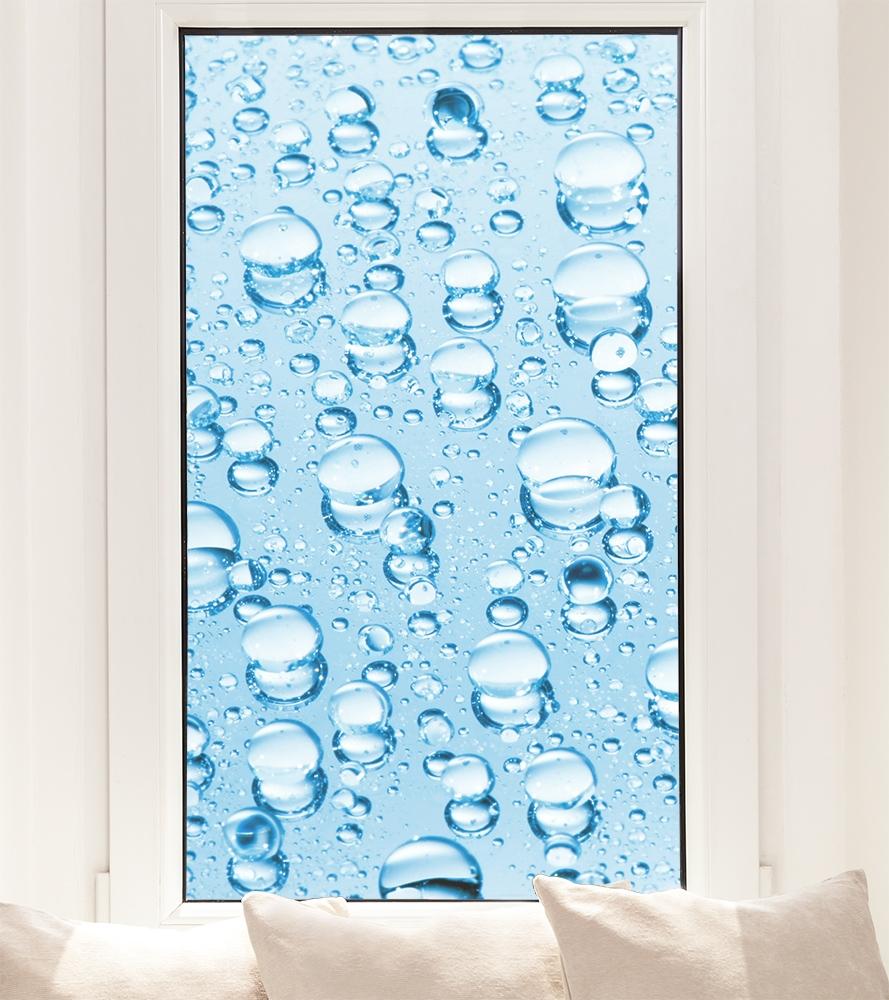 Fensterfolie mit Wassertropfen im Hochformat