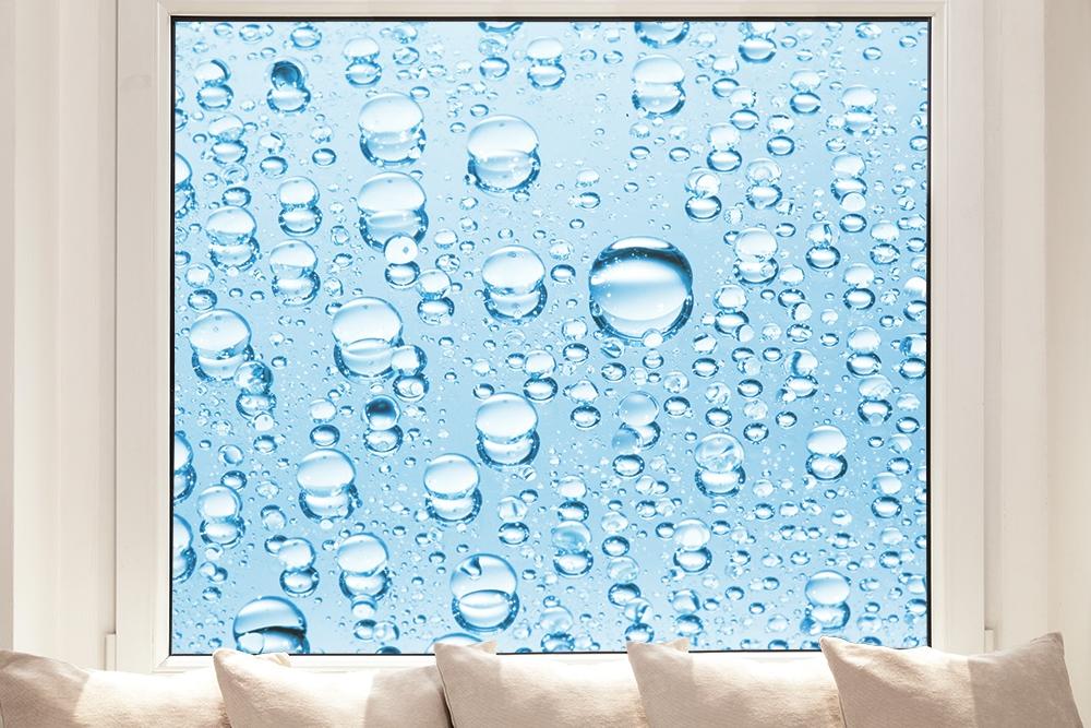 Fensterfolie mit Wassertropfen als Sichtschutz