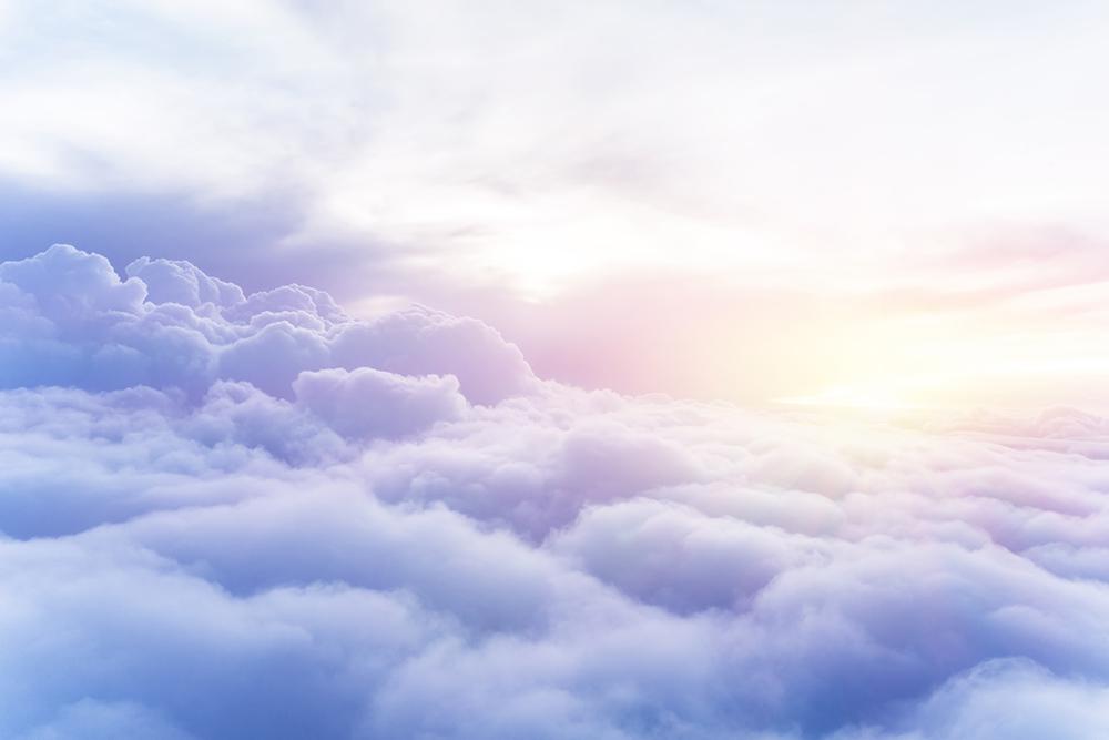 Sichtschutz-Fensterfolie mit einem Wolkenteppich im Sonnenlicht