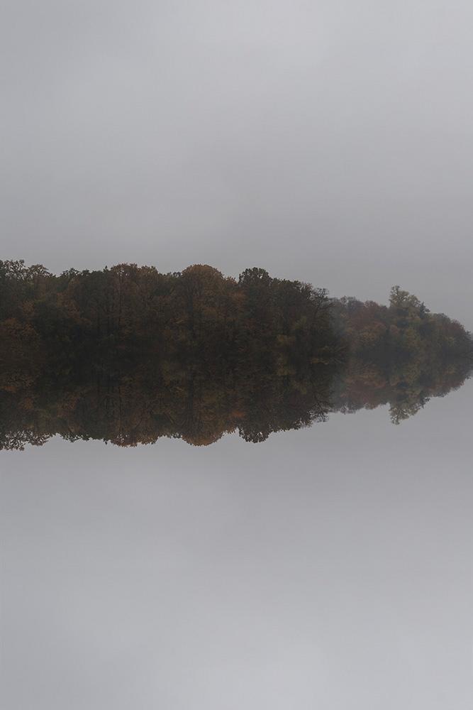 Vlies-Fototapete Insel mit Wasserspiegelung im Hochformat