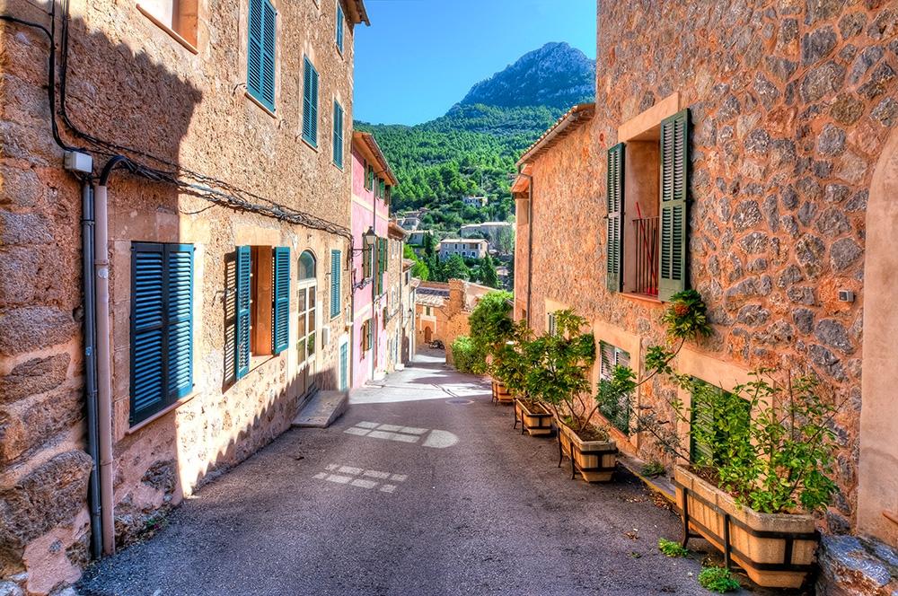 Fototapete Straße in Deia auf Mallorca in Spanien.