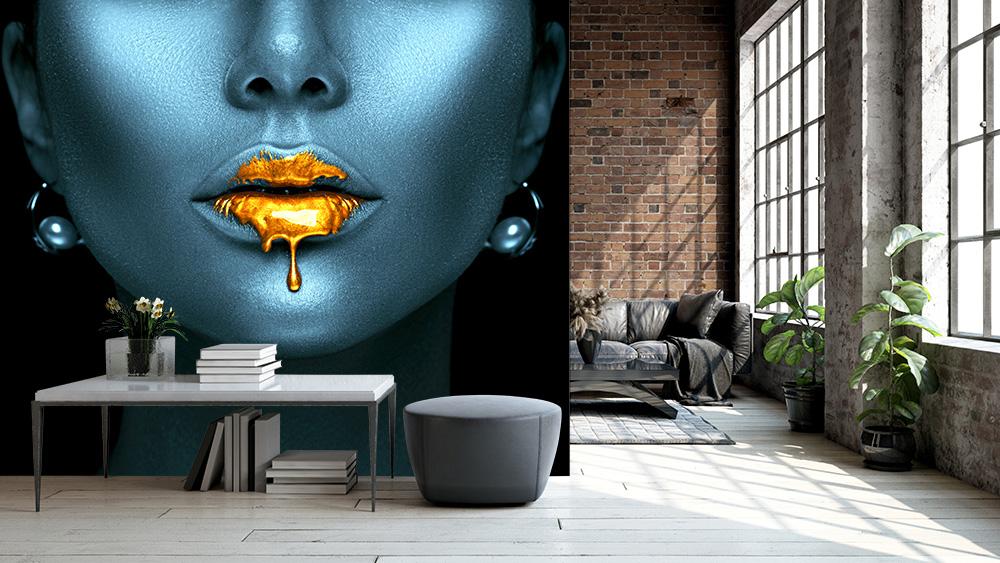 Vlies-Fototapete – Fashion-Motiv eines Modells mit goldenem Lippenstift