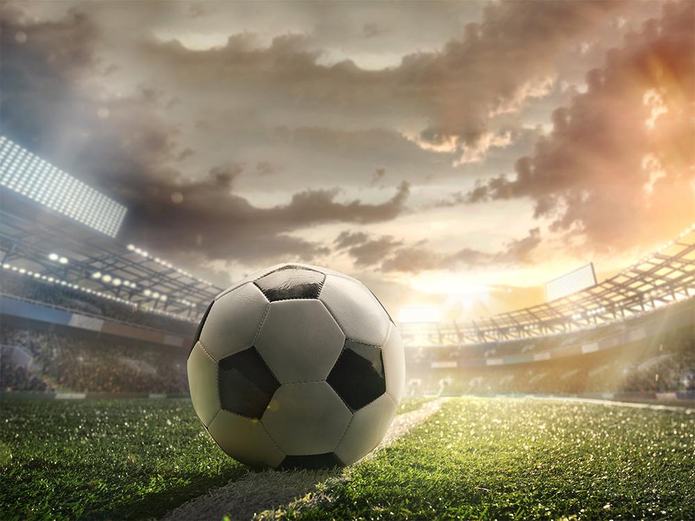 Fototapete Fußball im Stadion unter dramatischem Himmel