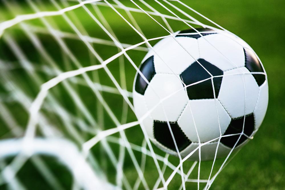 Fototapete Fußball fliegt in das Tor für Ihr Jugendzimmer