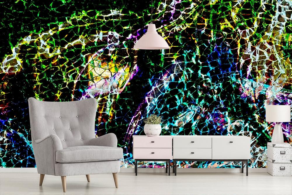 Vlies-Fototapete bunte Farben auf einer zerbrochenen Glasscheibe in einem Wohnzimmer