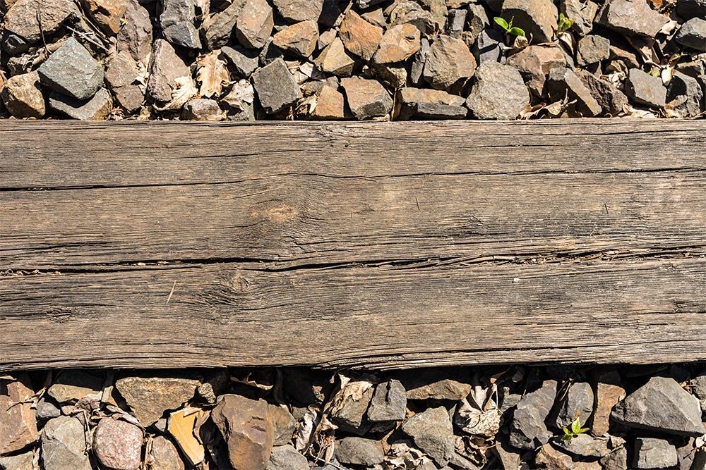 Fototapete - Holzschwelle und Schotter von alten Schienen