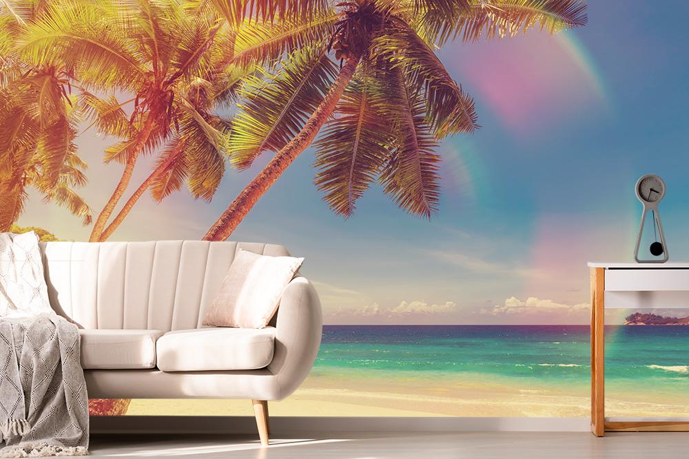Fototapete Palmenstrand auf den Bahamas im 80er-Jahre Stil in einem Wohnzimmer