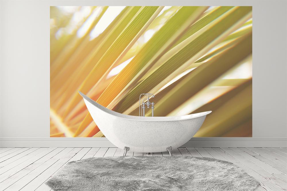 Fototapete Palmenblätter im 80er-Stil in einem Badezimmer