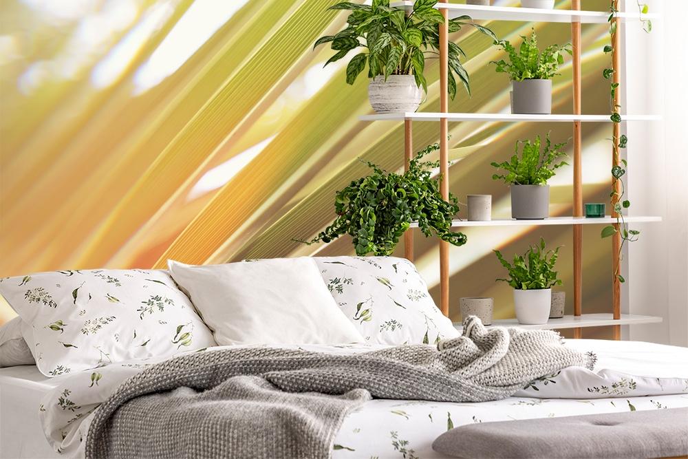 Fototapete Blätter von Palmen im warmen Licht der 80er-Jahre in einem Schlafzimmer