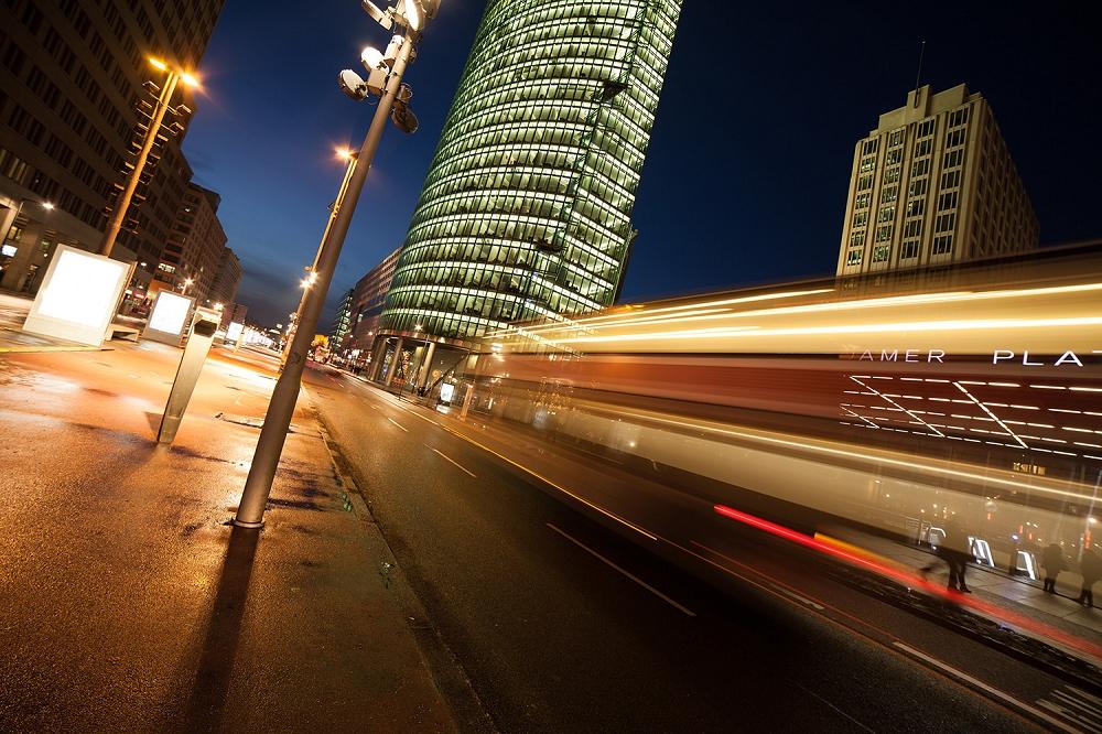 Fototapete Lichstreifen am Potsdamer Platz in Berlin