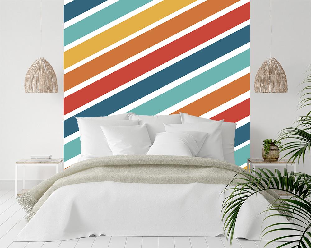 70er-Jahre Streifentapete aus Vlies mit Retro-Streifenmuster in einem Schlafzimmer