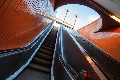 Fototapete Rolltreppe in einer Unterführung