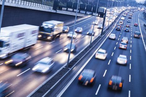 Fototapete Verkehr auf der Stadtautobahn in Berlin