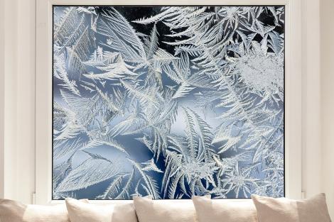 Fensterfolie mit Eiskristallen im Winter