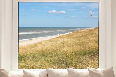 Fensterfolie als dekorativer Sichtschutz mit einem Strandmotiv auf Sylt