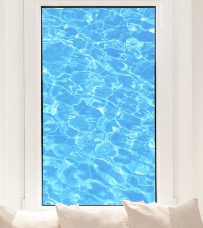 Fensterfolie mit Wasser vom Swimmingpool (Hochformat)
