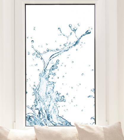 Fensterfolie mit Wasserspritzern im Hochformat
