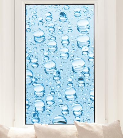 Fensterfolie mit Wassertropfen im Hochformat
