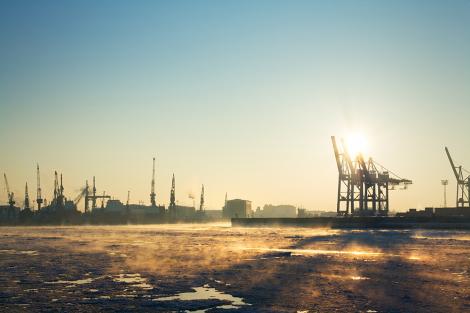 Vlies-Fototapete – Containerhafen von Hamburg im Winter