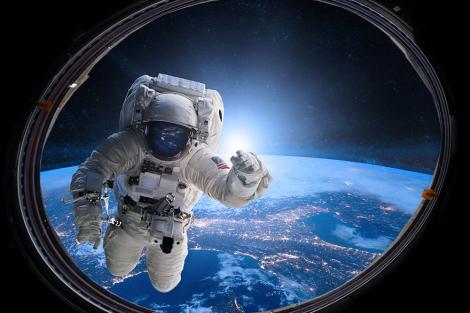 Fototapete Astronaut im Weltraum am Raumschiff