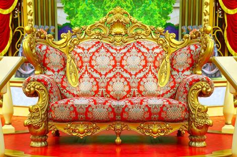 Fototapete goldenes Sofa im Barock-Stil