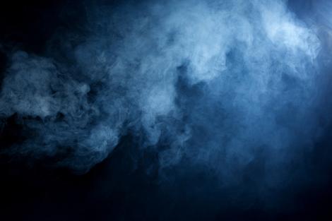 Fototapete blauer Rauch vor schwarzem Hintergrund