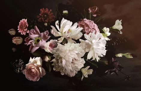 Barocke-Fototapete edler Blumenstrauß mit dunklem Hintergrund